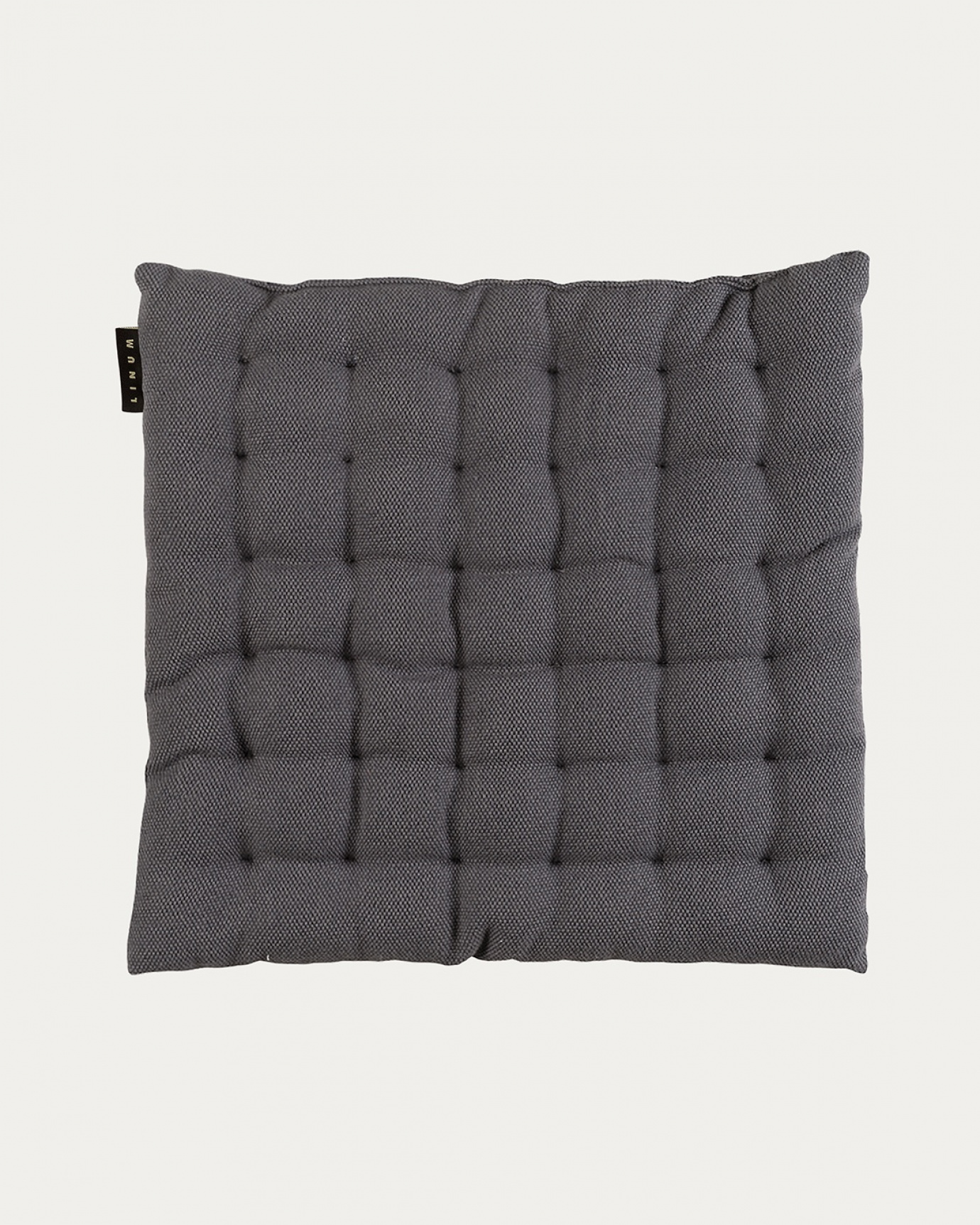 Produktbild granitgrå PEPPER sittdyna av mjuk bomull med återvunnen polyesterfyllning från LINUM DESIGN. Storlek 40x40 cm.