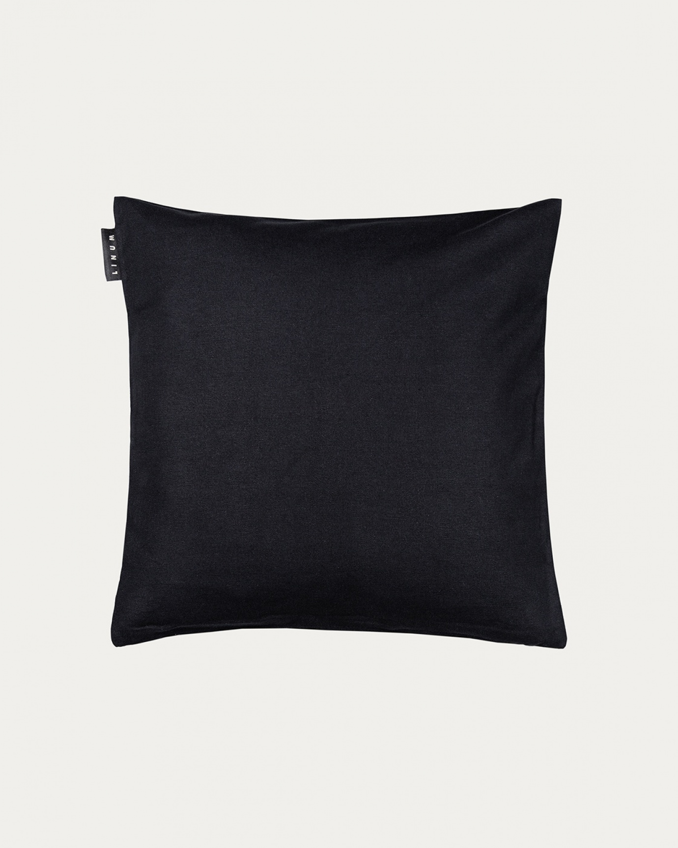 Produktbild svart ANNABELL kuddfodral av mjuk bomull från LINUM DESIGN. Storlek 40x40 cm.