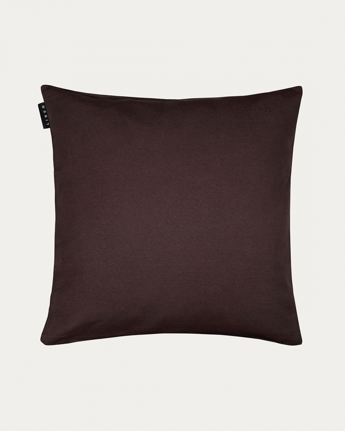 Produktbild mörkbrun ANNABELL kuddfodral av mjuk bomull från LINUM DESIGN. Storlek 50x50 cm.