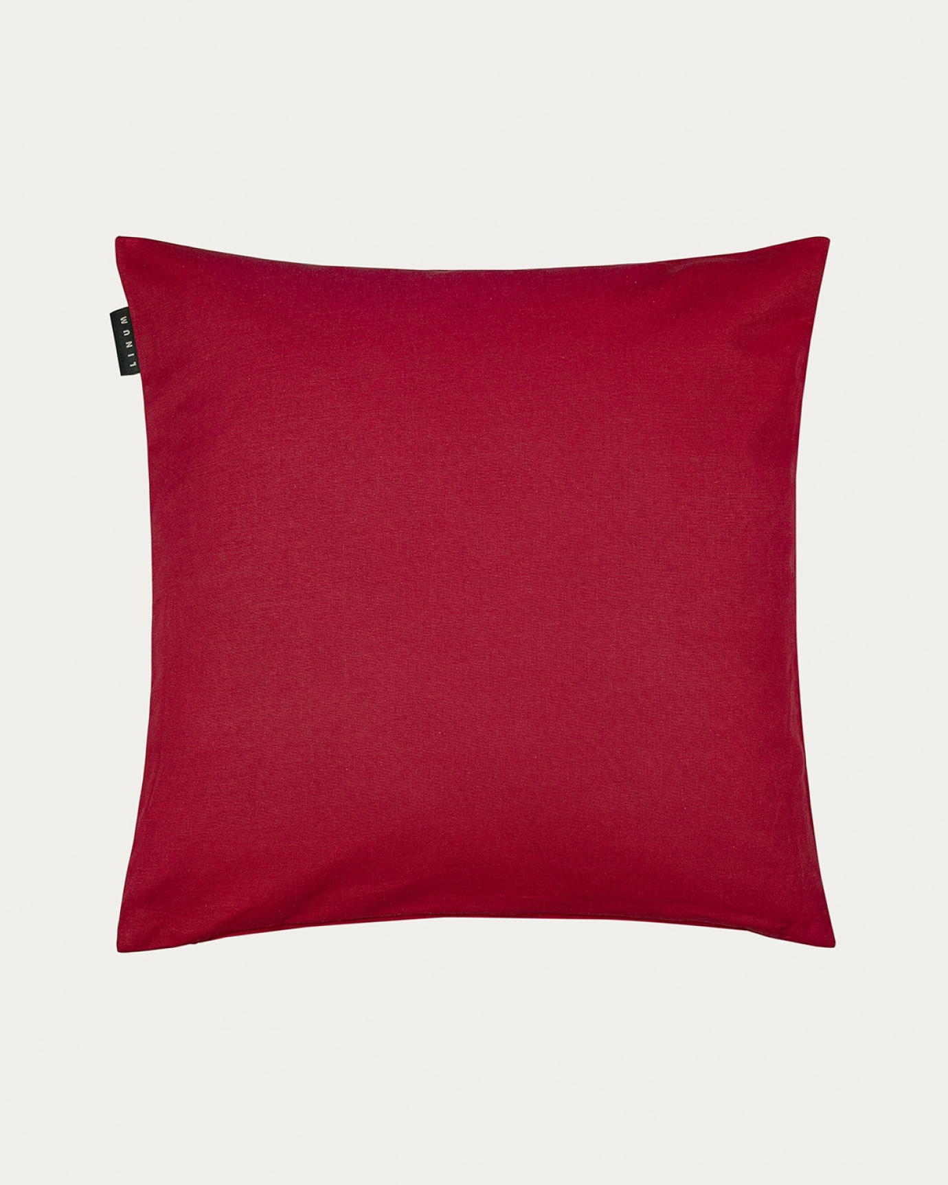 Produktbild röd ANNABELL kuddfodral av mjuk bomull från LINUM DESIGN. Storlek 50x50 cm.