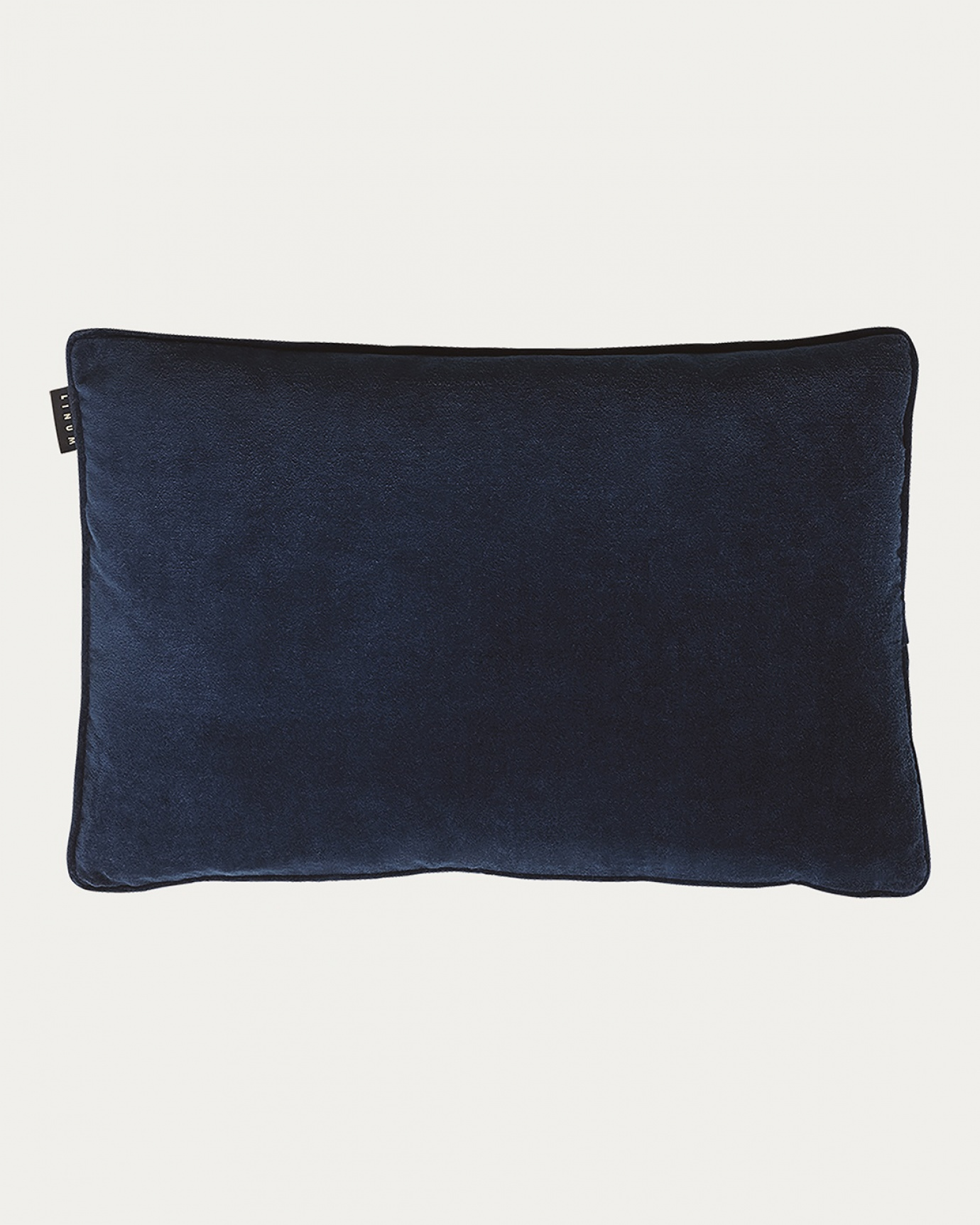Produktbild tintenblau PAOLO Kissenhülle aus weichem Baumwollsamt von LINUM DESIGN. Größe 40x60 cm.