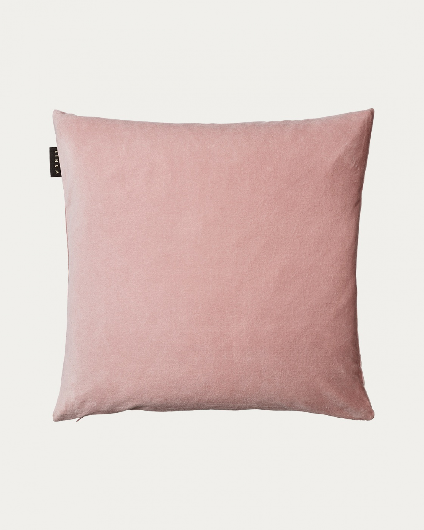 Produktbild dammig rosa PAOLO kuddfodral av mjuk bomullssammet från LINUM DESIGN. Storlek 50x50 cm.