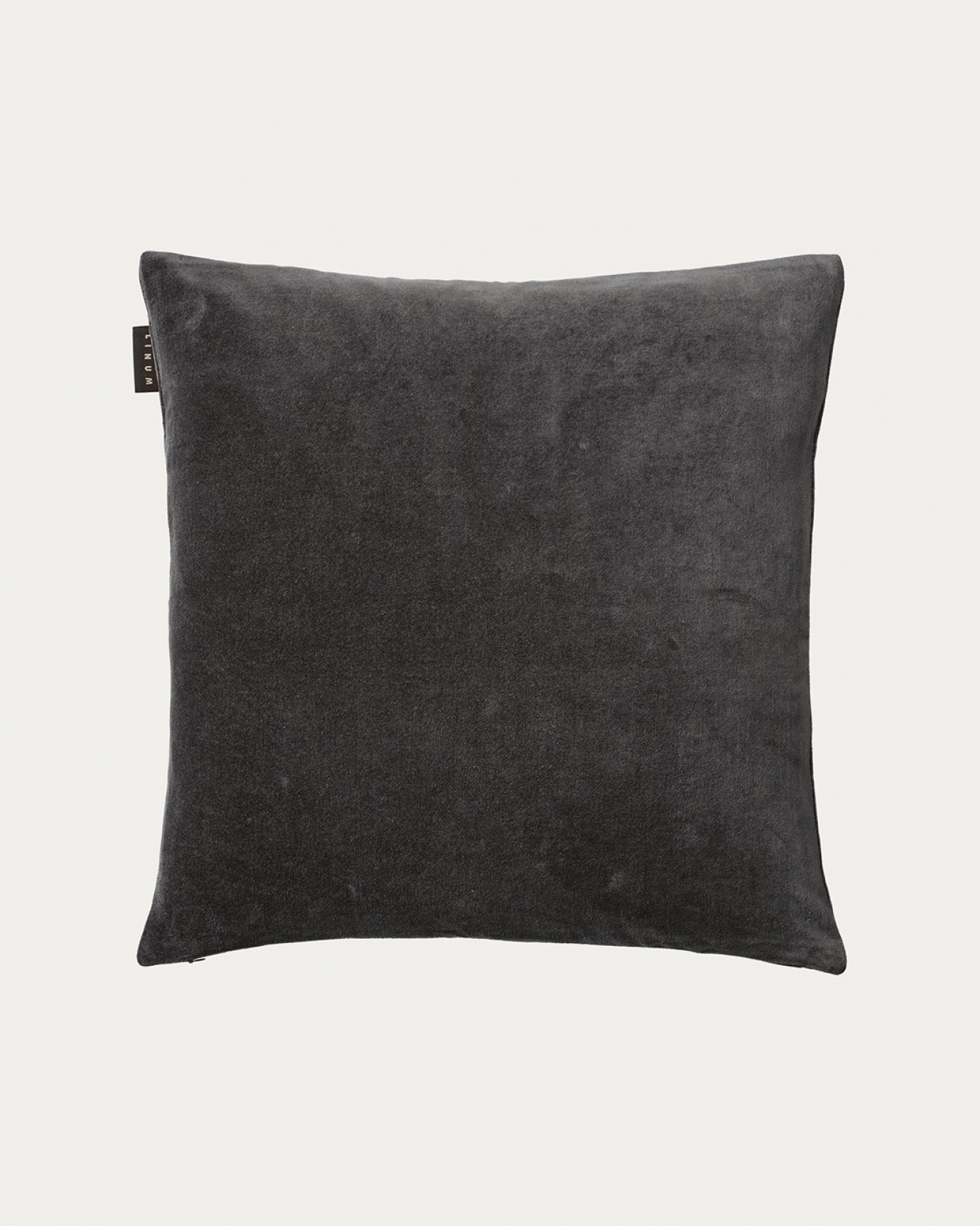 Produktbild mörk kolgrå PAOLO kuddfodral av mjuk bomullssammet från LINUM DESIGN. Storlek 50x50 cm.