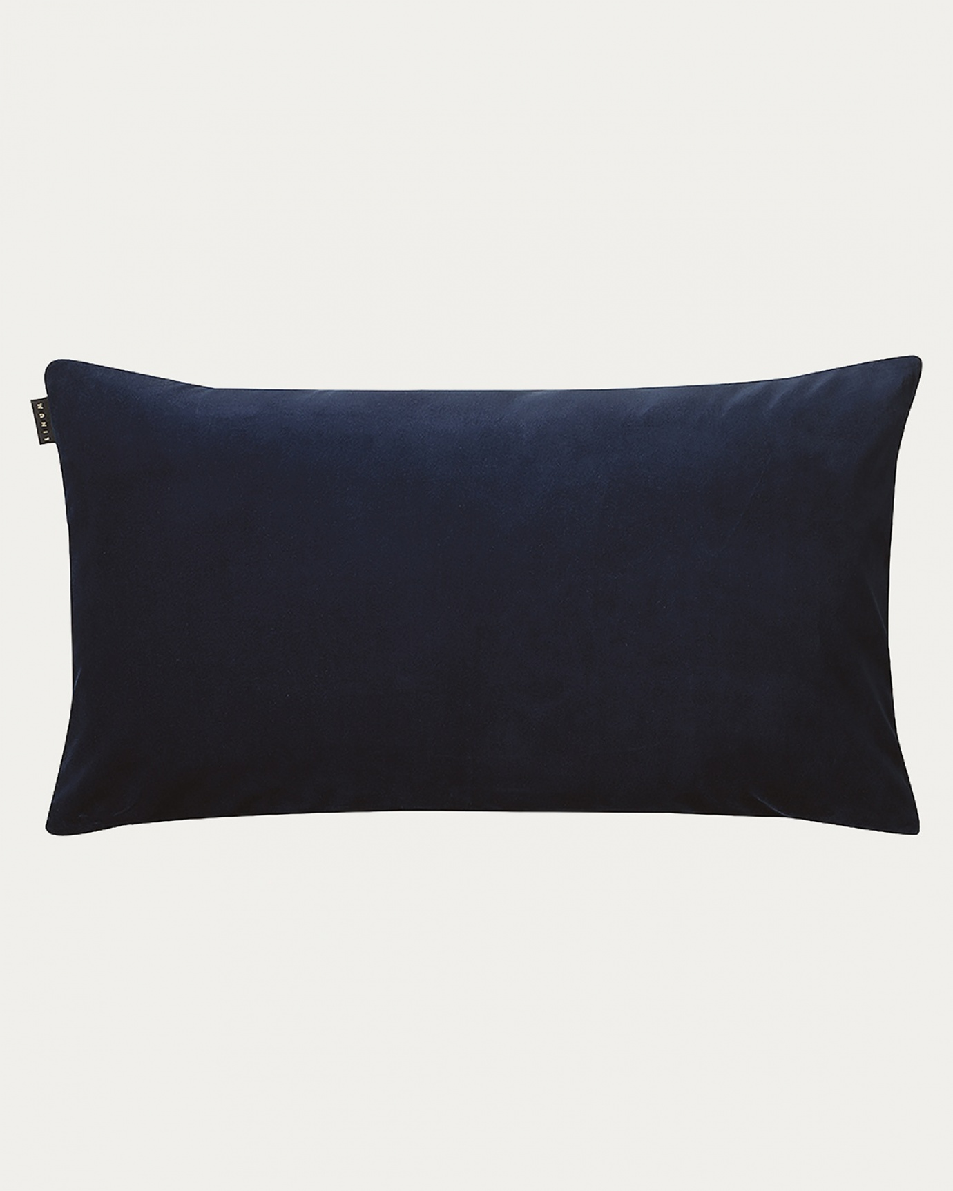 Produktbild tintenblau PAOLO Kissenhülle aus weichem Baumwollsamt und 100% Leinen von LINUM DESIGN. Größe 50x90 cm.