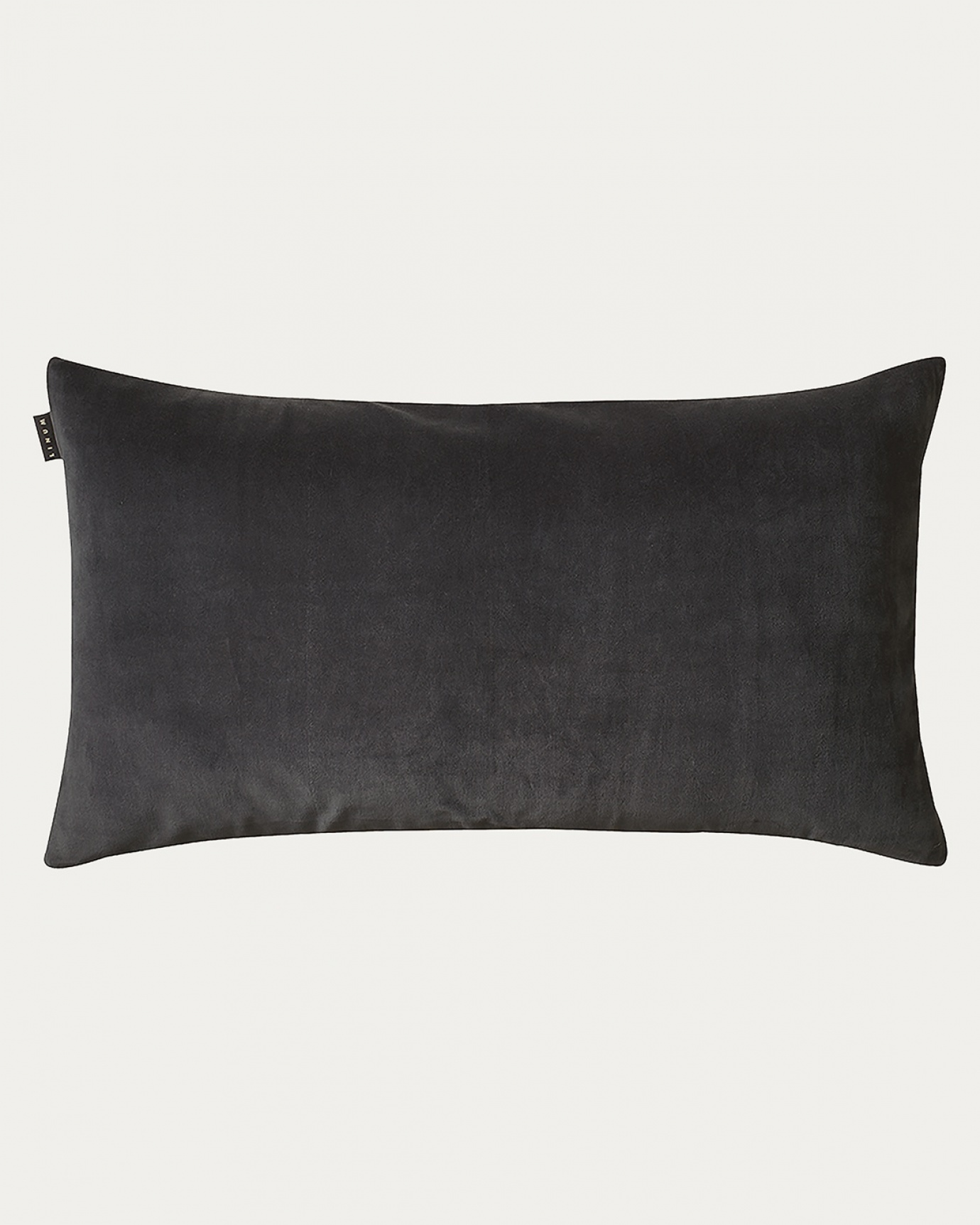 Produktbild dunkles anthrazitgrau PAOLO Kissenhülle aus weichem Baumwollsamt und 100% Leinen von LINUM DESIGN. Größe 50x90 cm.