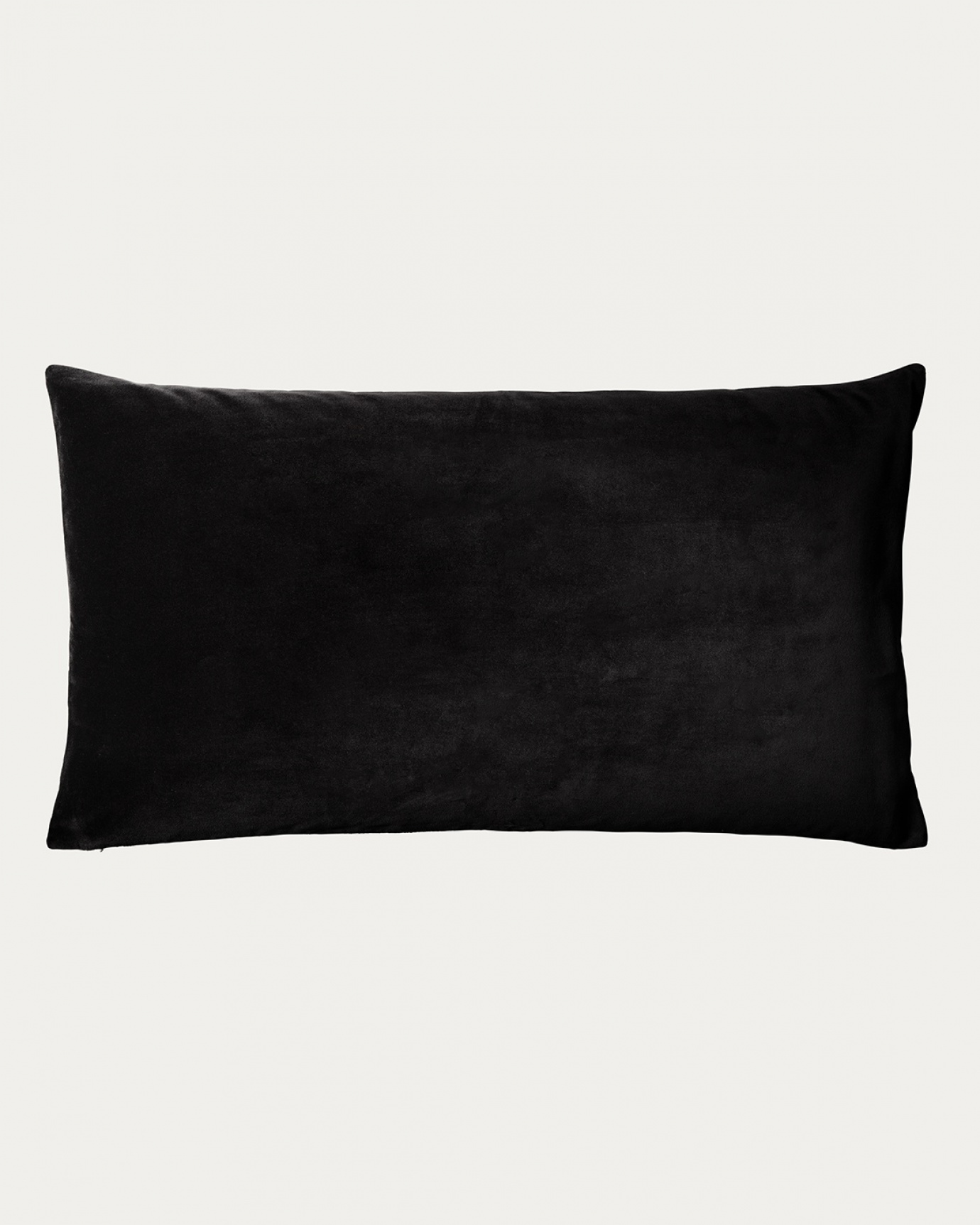 Produktbild svart PAOLO kuddfodral av mjuk ekologisk bomullssammet och 100% linne från LINUM DESIGN. Storlek 50x90 cm.