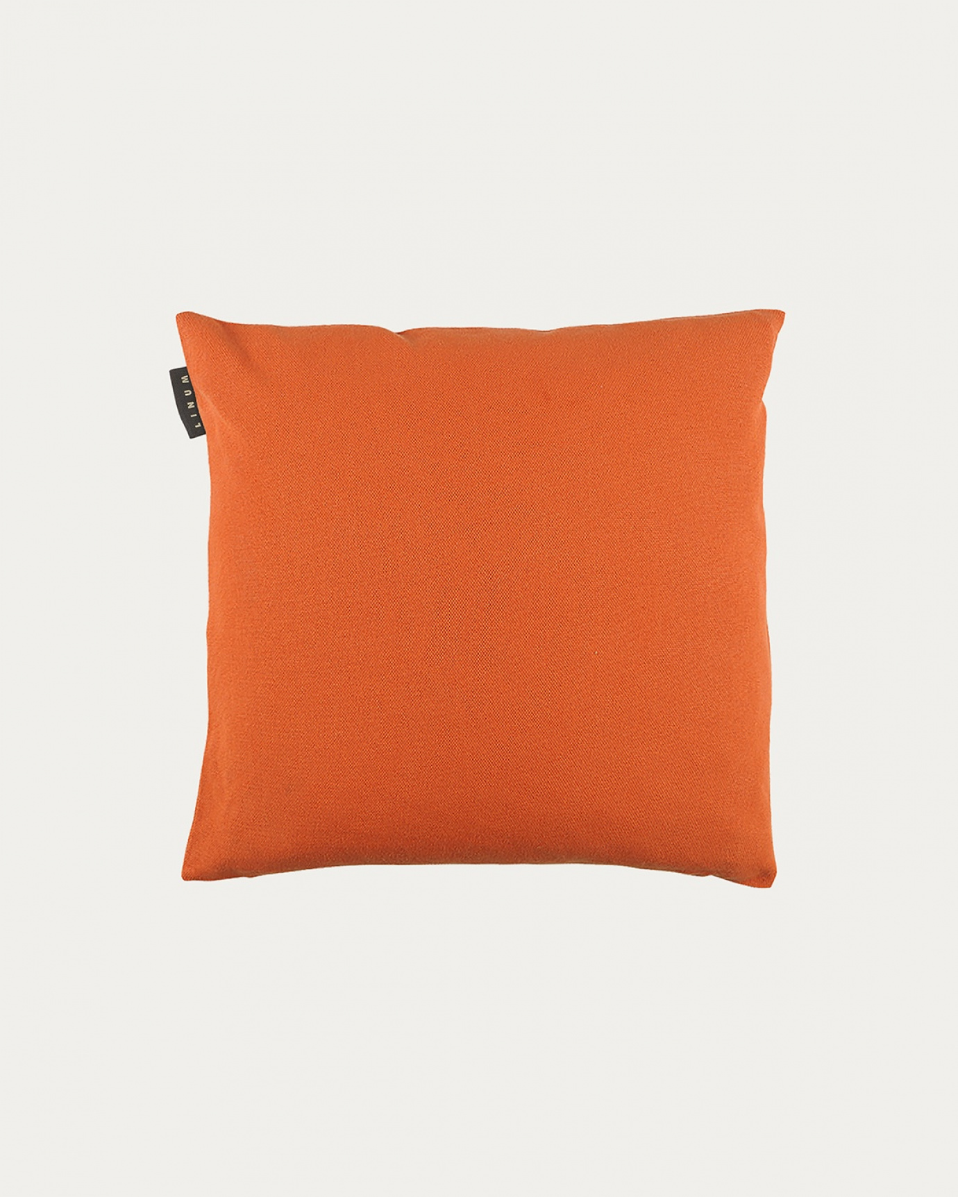 Produktbild orange PEPPER kuddfodral av mjuk bomull från LINUM DESIGN. Lätt att tvätta och hållbar genom generationer. Storlek 40x40 cm.