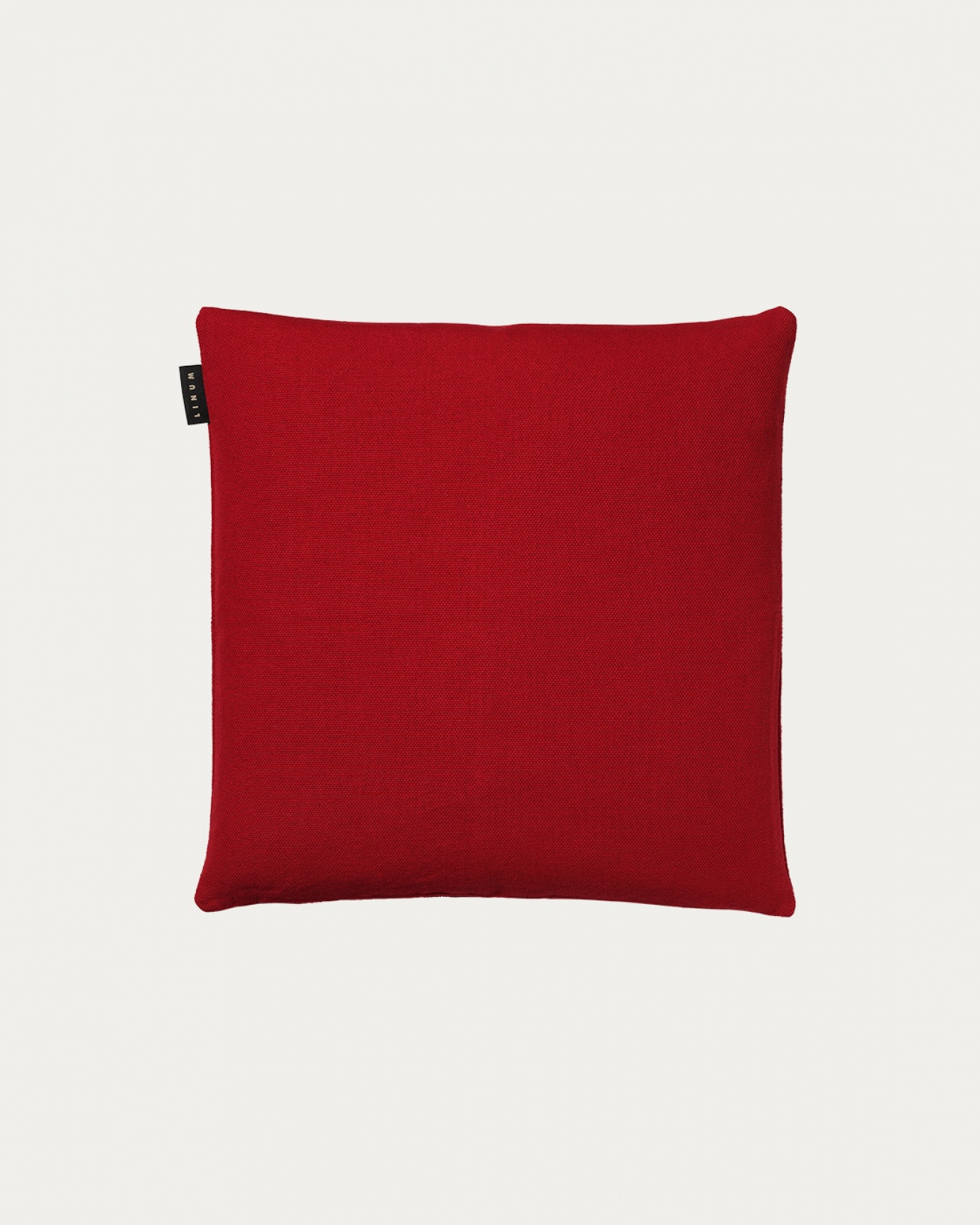 Produktbild röd PEPPER kuddfodral av mjuk bomull från LINUM DESIGN. Lätt att tvätta och hållbar genom generationer. Storlek 40x40 cm.