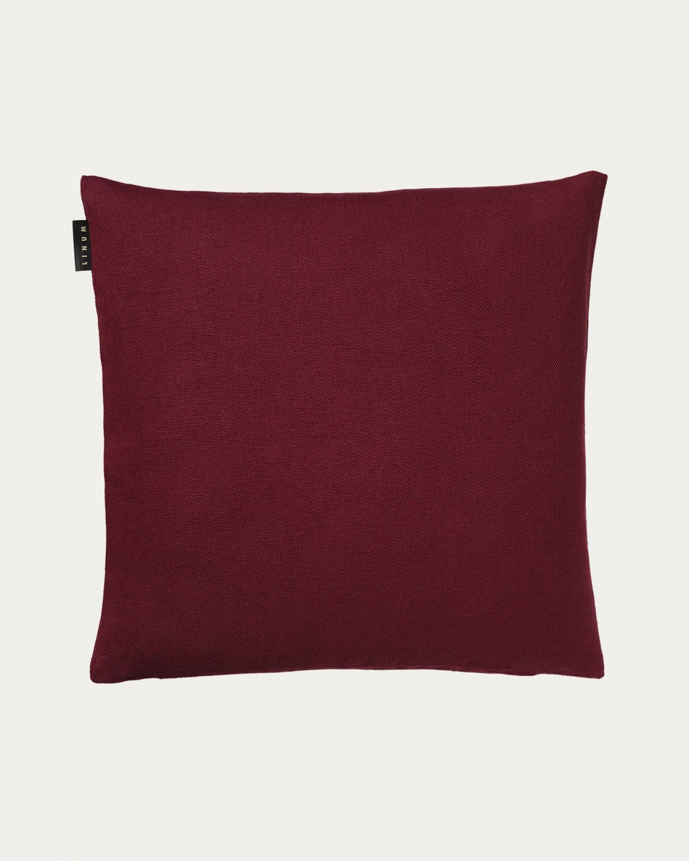 Produktbild burgundyröd PEPPER kuddfodral av mjuk bomull från LINUM DESIGN. Lätt att tvätta och hållbar genom generationer. Storlek 50x50 cm.