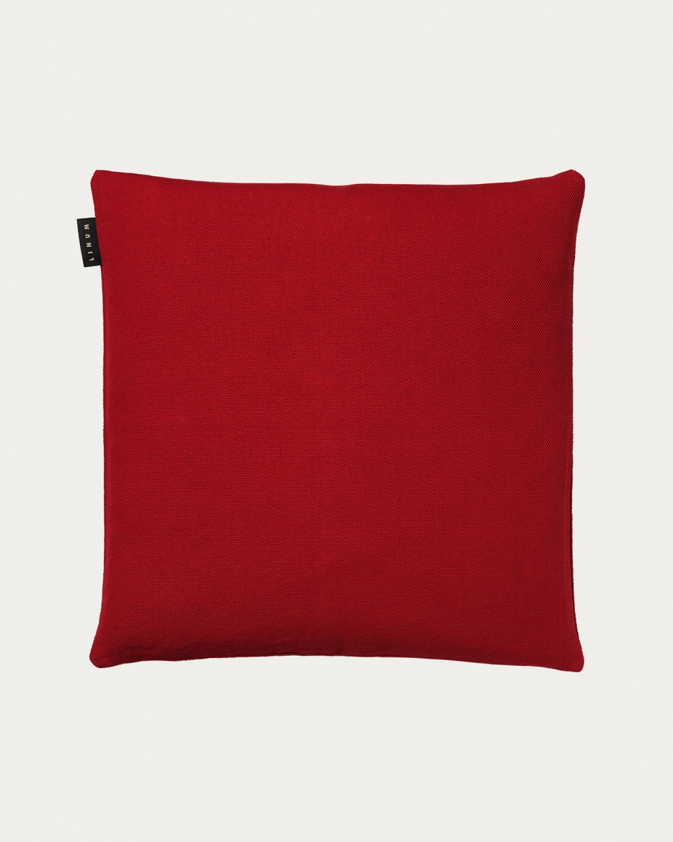 Produktbild röd PEPPER kuddfodral av mjuk bomull från LINUM DESIGN. Lätt att tvätta och hållbar genom generationer. Storlek 50x50 cm.