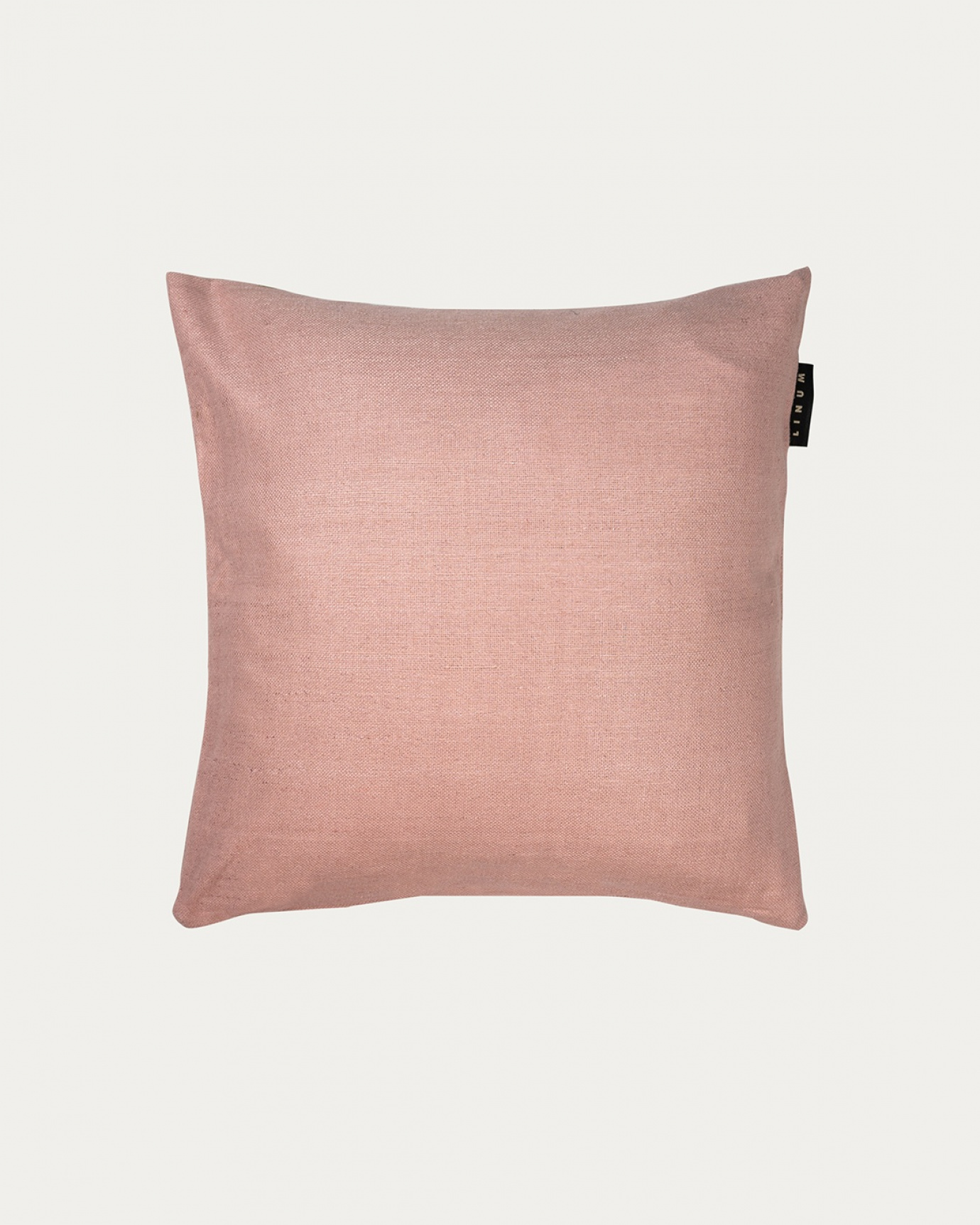 Produktbild dammig rosa SETA kuddfodral av 100% råsiden som ger ett fint lyster från LINUM DESIGN. Storlek 40x40 cm.