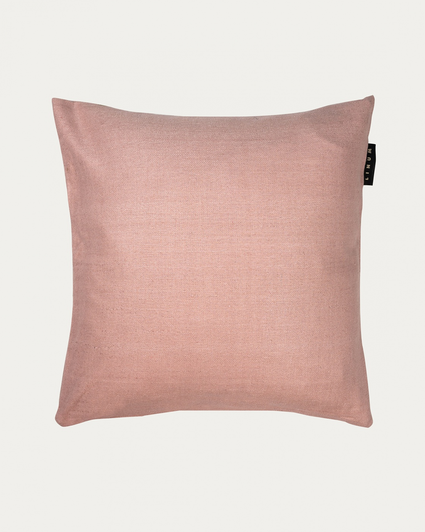 Produktbild dammig rosa SETA kuddfodral av 100% råsiden som ger ett fint lyster från LINUM DESIGN. Storlek 50x50 cm.