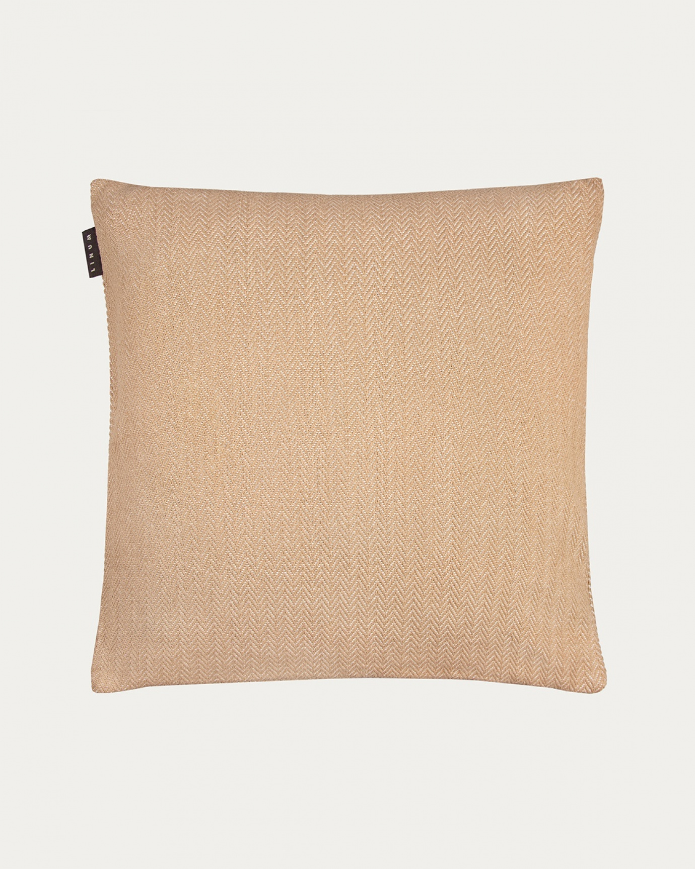 Produktbild kamelbraun SHEPARD Kissenhülle aus weicher Baumwolle mit dezentem Fischgrätmuster von LINUM DESIGN. Größe 50x50 cm.
