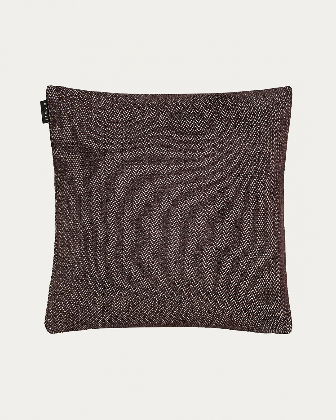 Produktbild dunkelbraun SHEPARD Kissenhülle aus weicher Baumwolle mit dezentem Fischgrätmuster von LINUM DESIGN. Größe 50x50 cm.