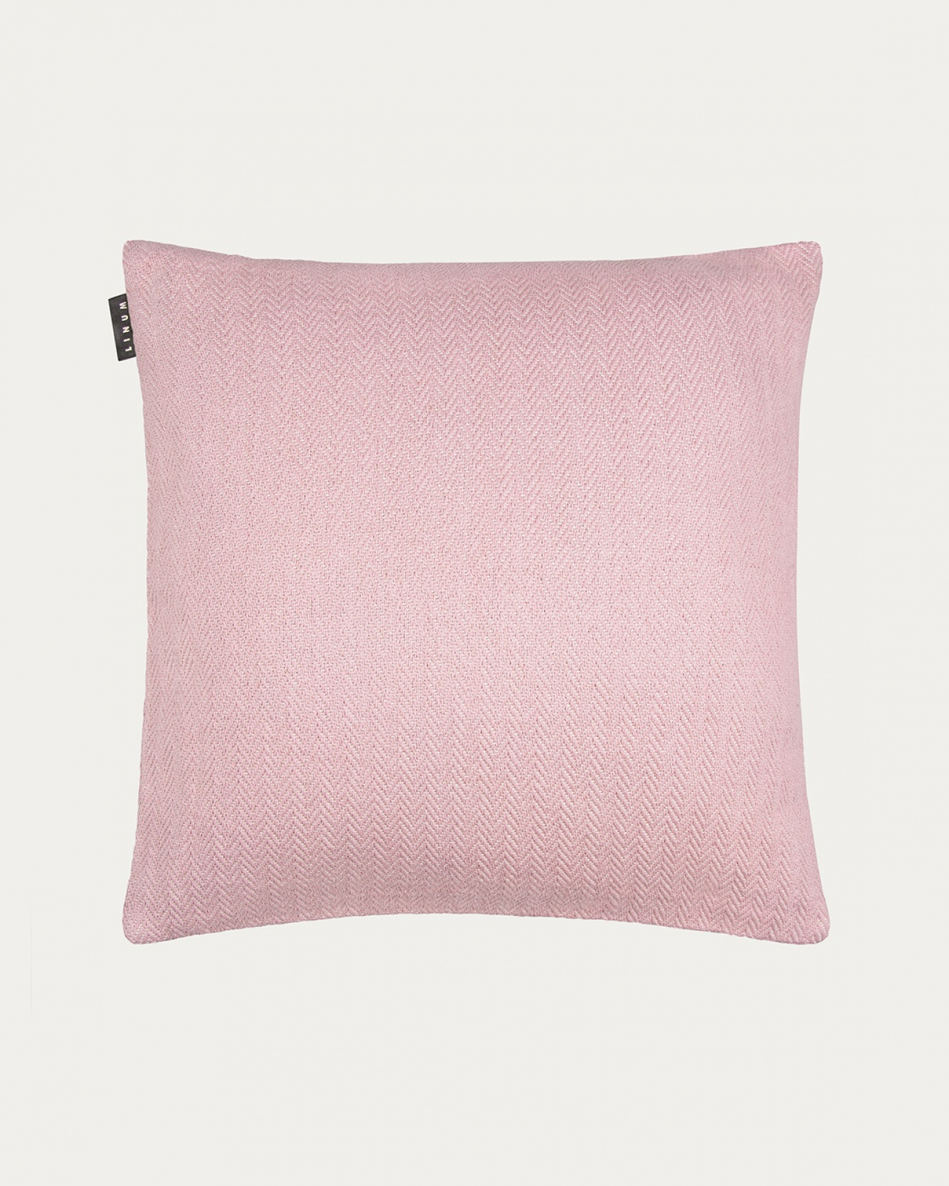 Image du produit housse de coussin SHEPARD rose poudré en coton doux avec un motif à chevrons discret de LINUM DESIGN. Taille 50 x 50 cm.