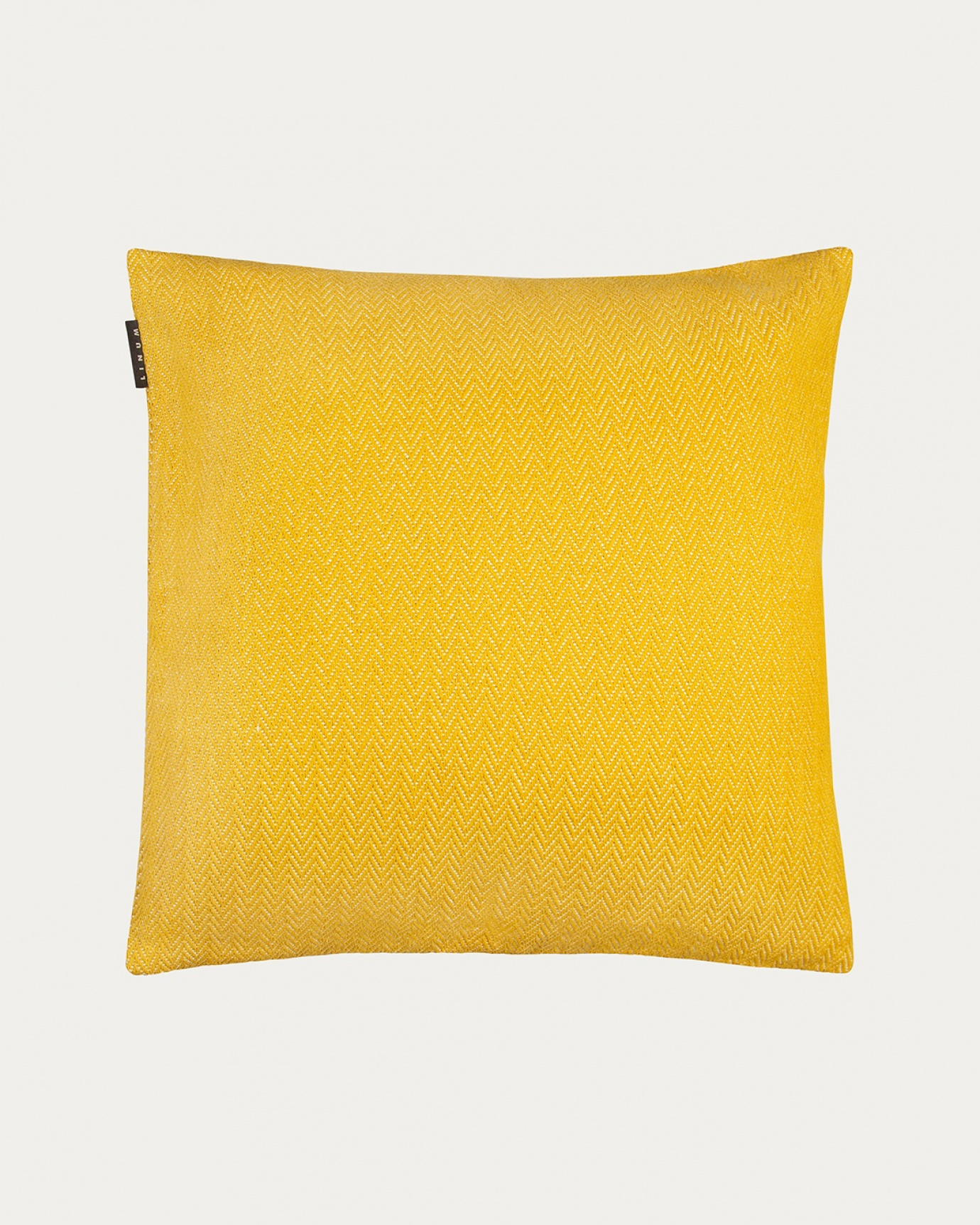 Image du produit housse de coussin SHEPARD jaune moutarde en coton doux avec un motif à chevrons discret de LINUM DESIGN. Taille 50 x 50 cm.
