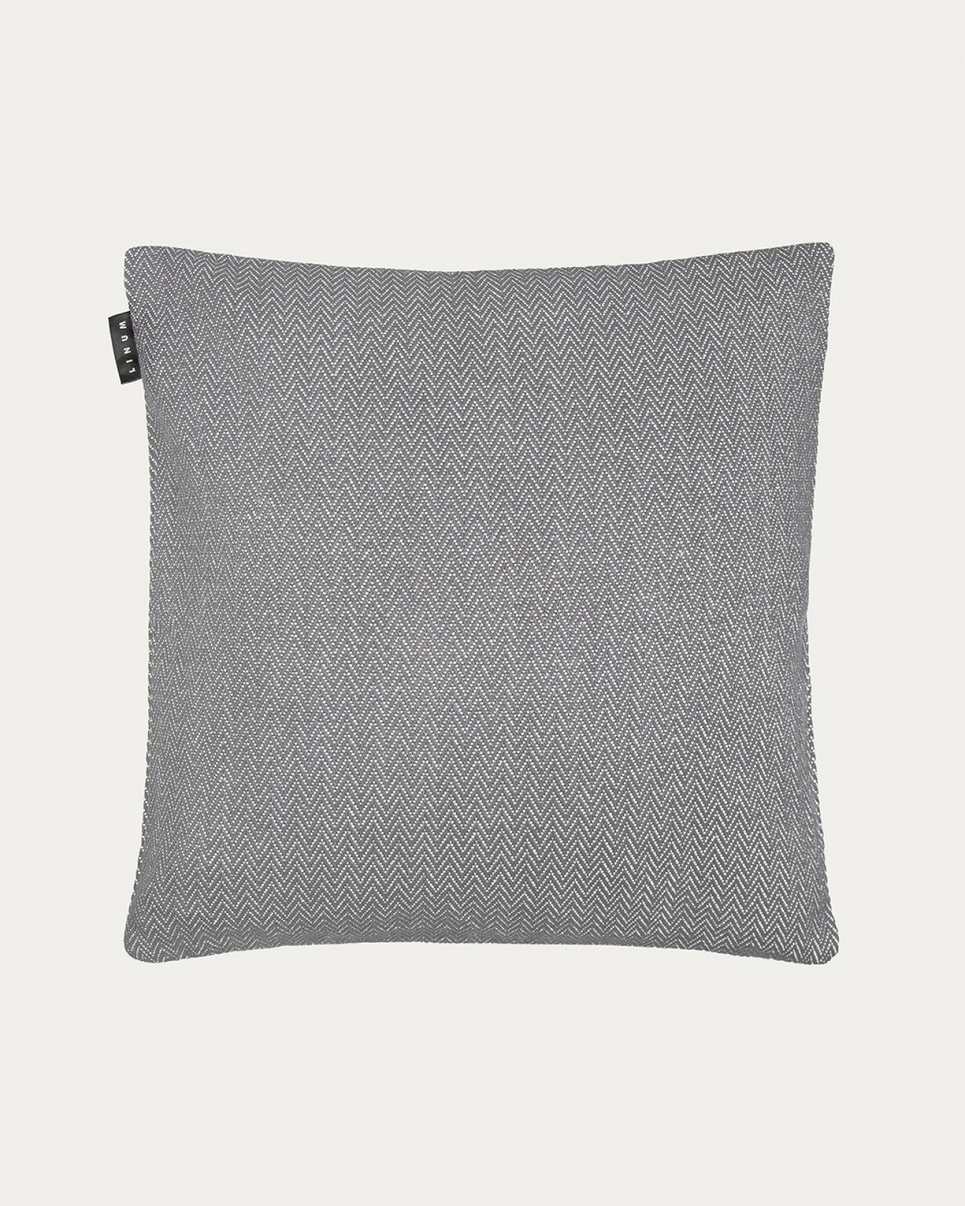 Image du produit housse de coussin SHEPARD gris foncé en coton doux avec un motif à chevrons discret de LINUM DESIGN. Taille 50 x 50 cm.