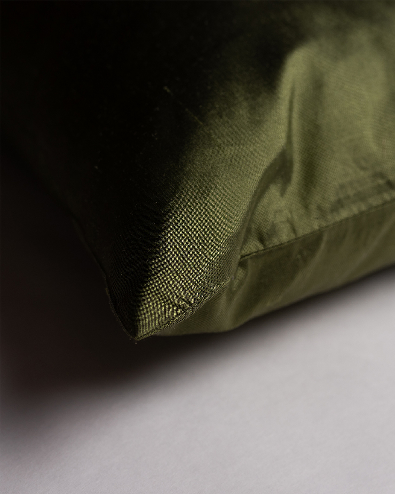 SILK Cushion cover 40x40 cm Dark olive green, bild 2 