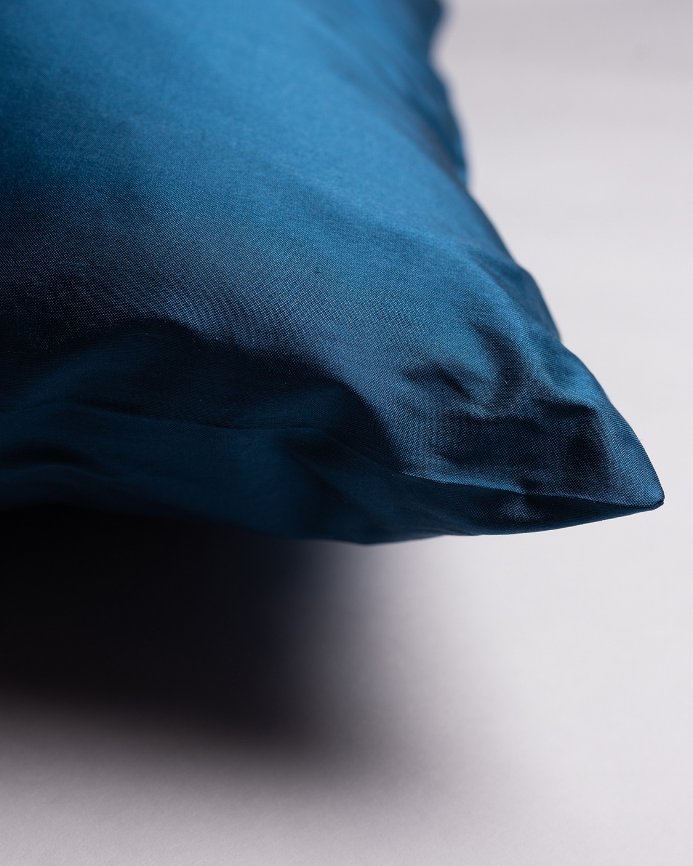 SILK Cushion cover 40x40 cm Deep sea blue, bild 2 