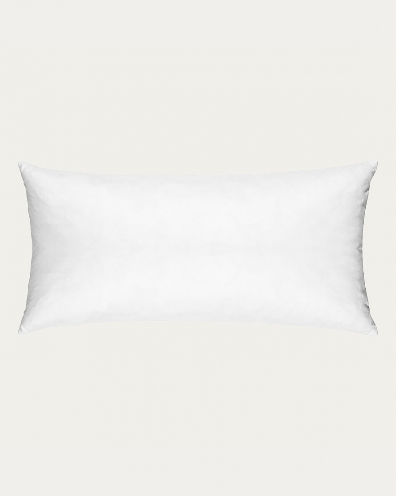Produktbild vit SYNTHETIC innerkudde av bomull med polyesterfyllning från LINUM DESIGN. Storlek 35x70 cm.